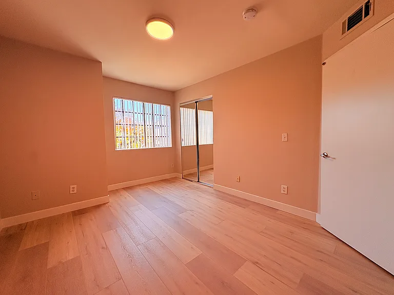 615 W Milford St — Photo 16