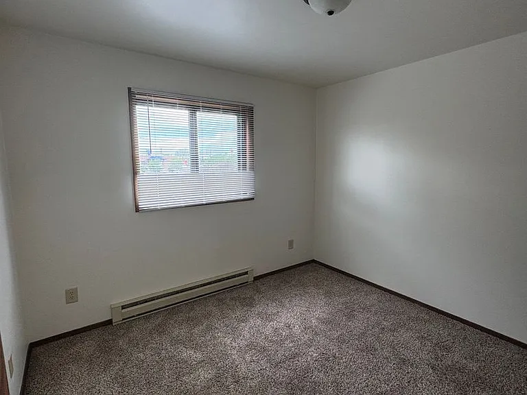 Fox Point Square Apartments - 945 — Photo 5