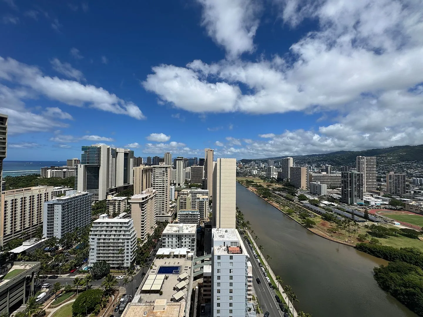 High-Floor Island Colony Studio w/Huge Lanai + Stunning Waikiki Views — Photo 3