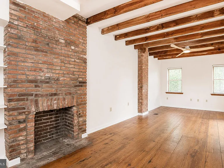 115 E West St — Photo 13