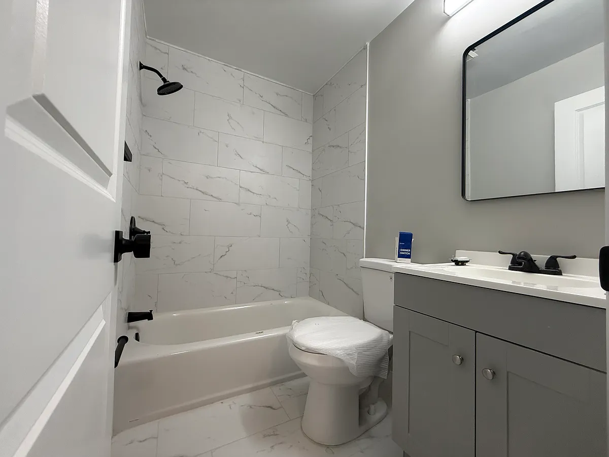 Upstairs full bath - 1208 Knoll Mist Ln