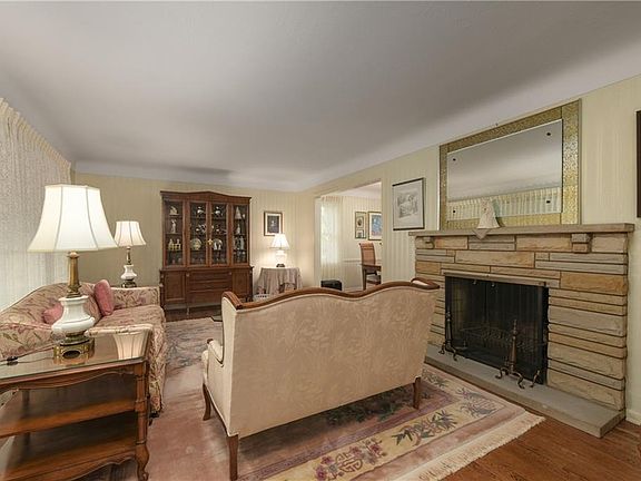 3rd image of 905 Eastlawn Dr