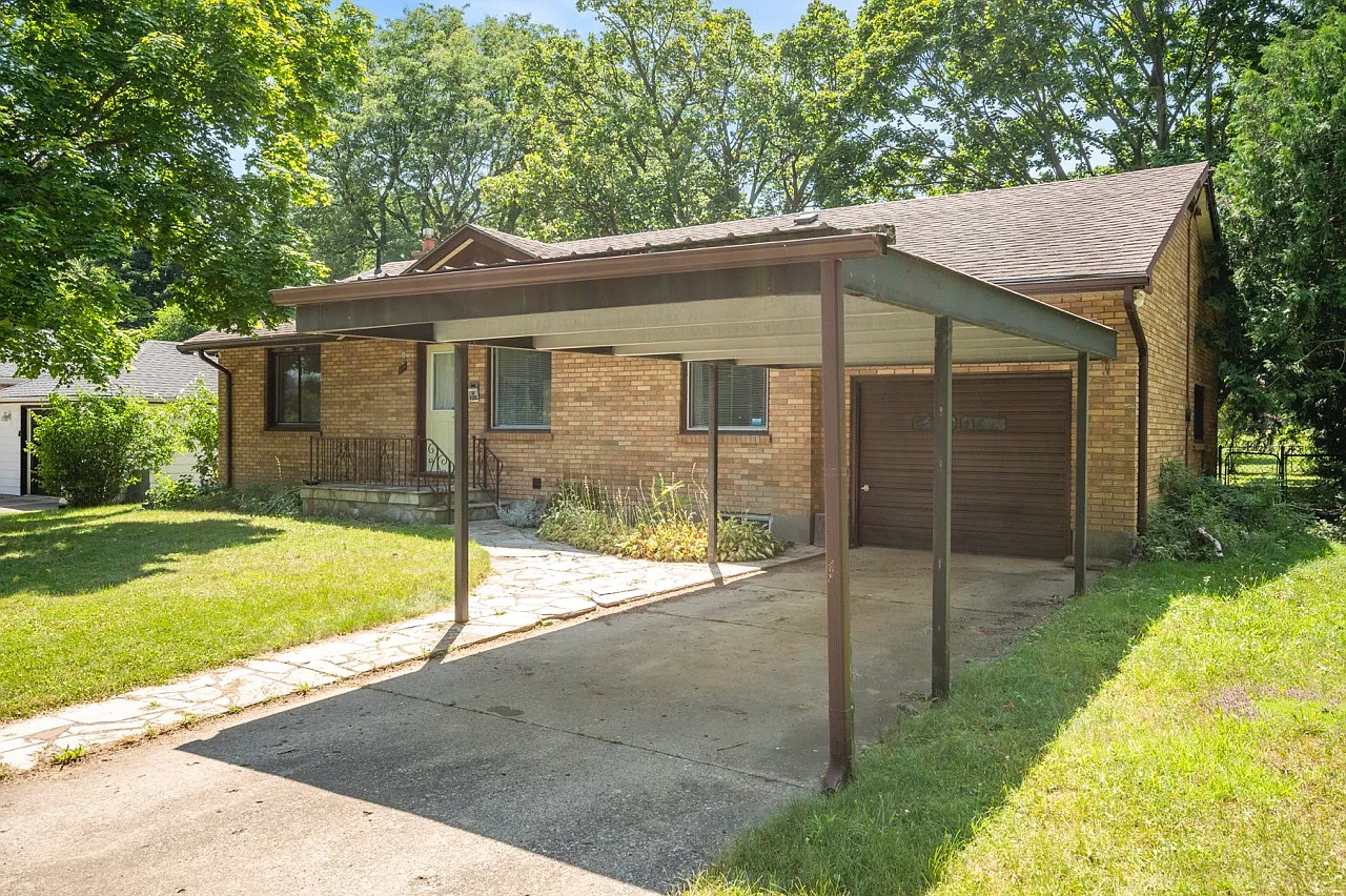 Beautiful 5 Bedroom Student Property Steps from Western University! — Photo 2
