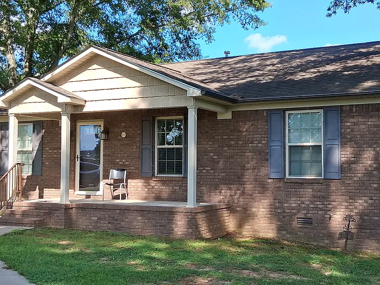 105 Oak Ln — Photo 1