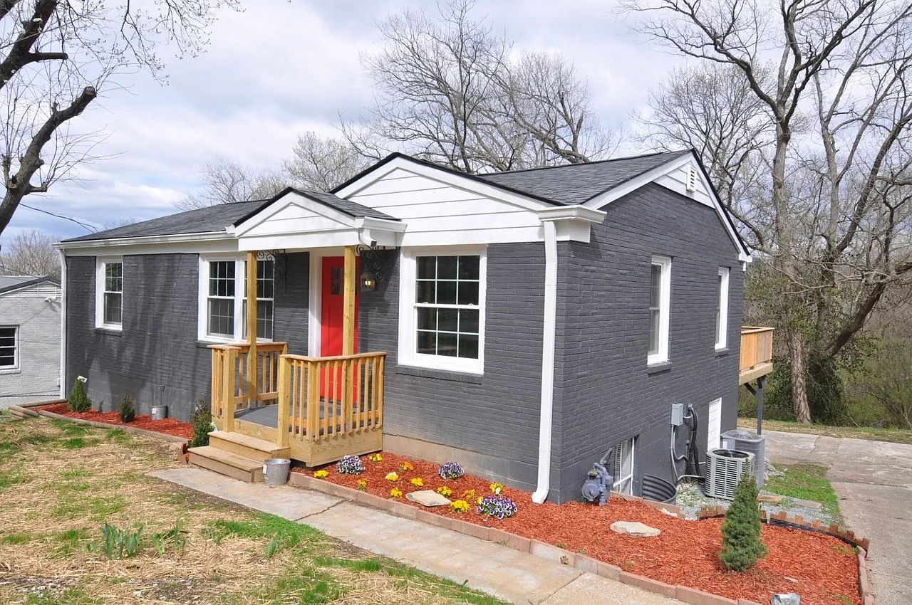 3 bed, 2.0 bath, 2295 sqft, $2,395 — Photo 1