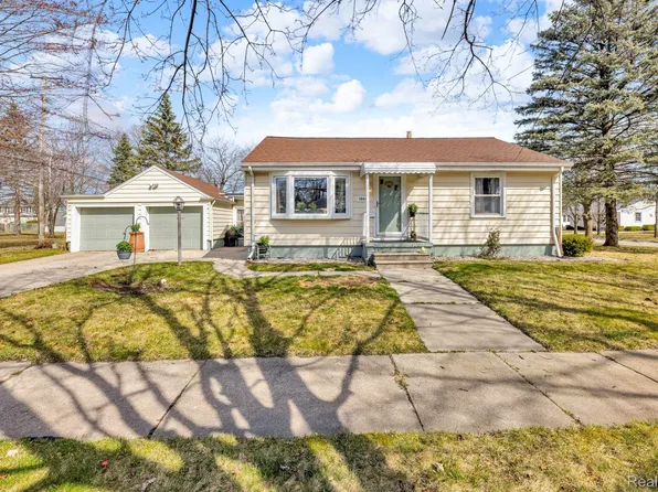1006 13th St, Marysville, MI 48040