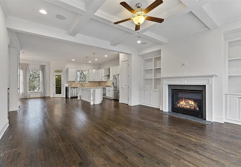 926 Canterbury Ln NE — Photo 6