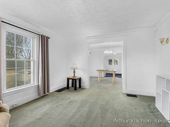 4th image of 1016 Evergreen St SE
