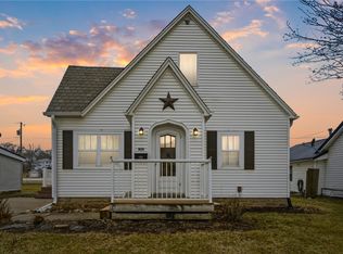 409 N Cedar St, Monticello, IA 52310