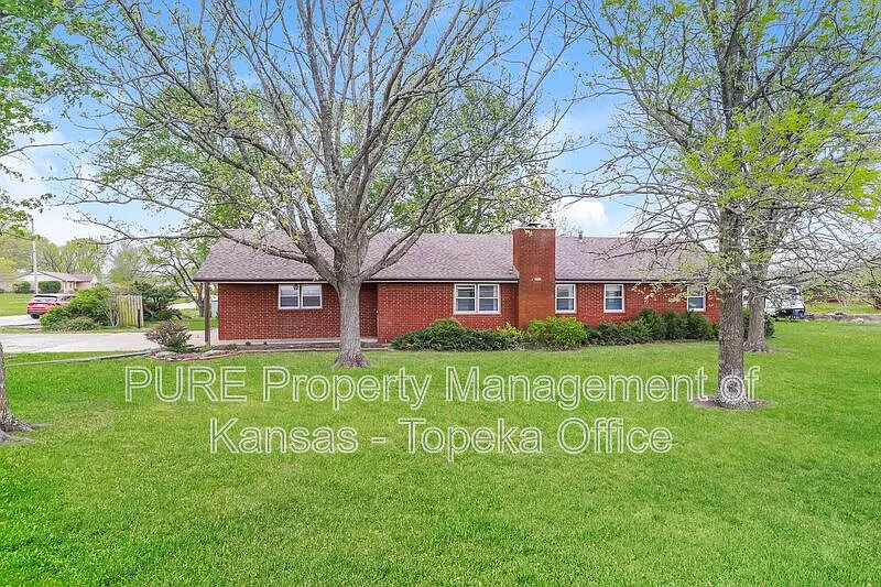 3 bed, 1.5 bath, 1910 sqft, $2,095 — Photo 1