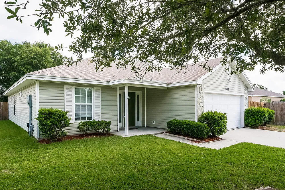 3 bed, 2.0 bath, 1584 sqft, $2,240 — Photo 2