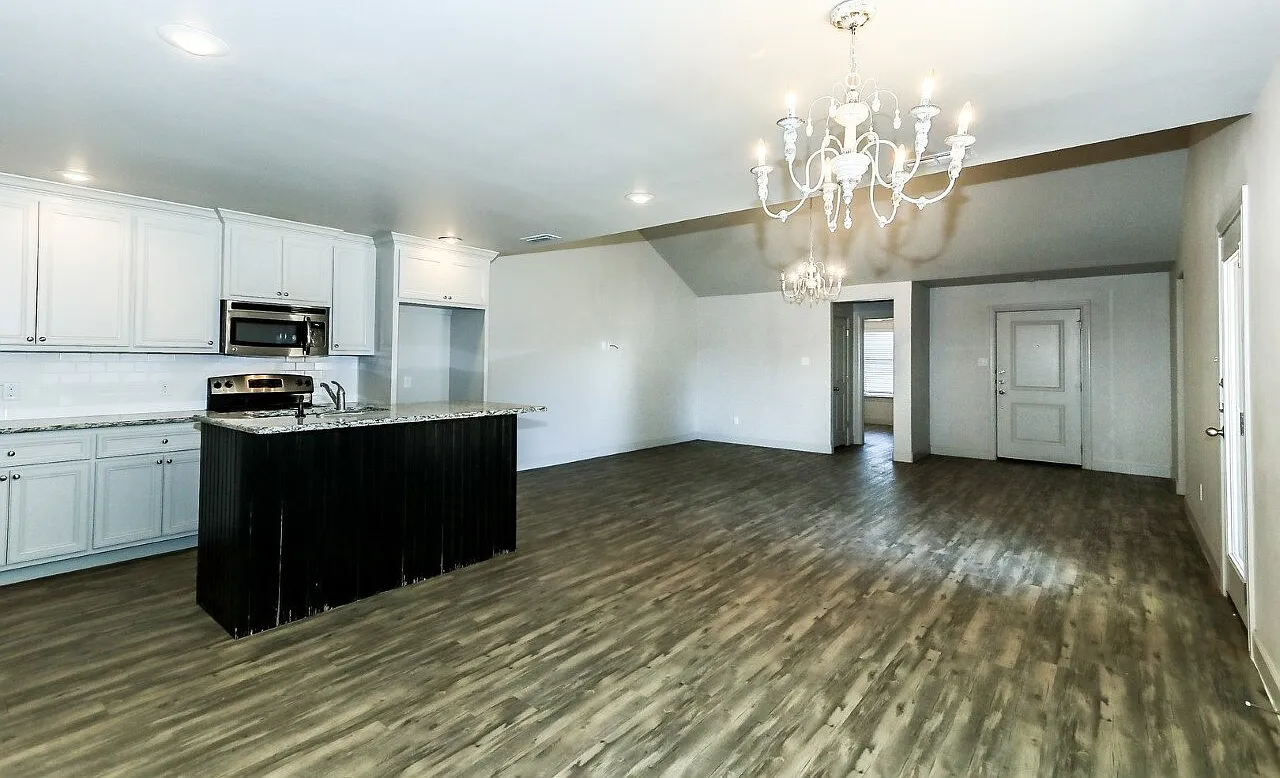 3 bed, 2.0 bath, 1550 sqft, $1,600 — Photo 3