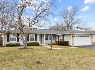 212 Wellington Ave, Elk Grove Village, IL 60007