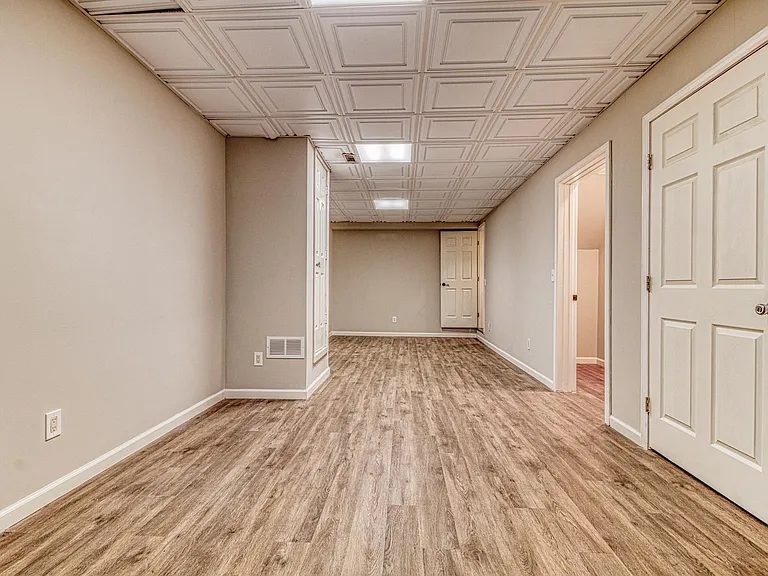 310 W Taylors Xing — Photo 41