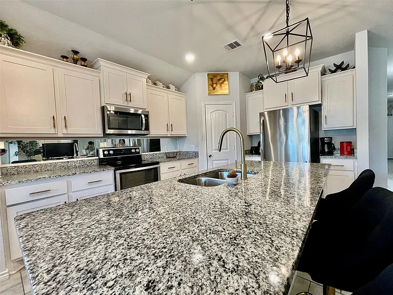 1916 Thorndyke Ln — Photo 3