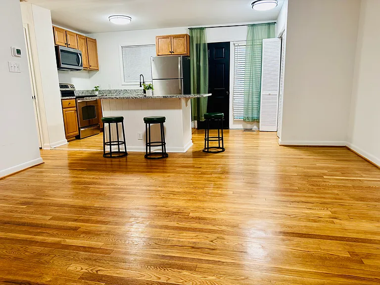 1216 W Leigh St — Photo 4