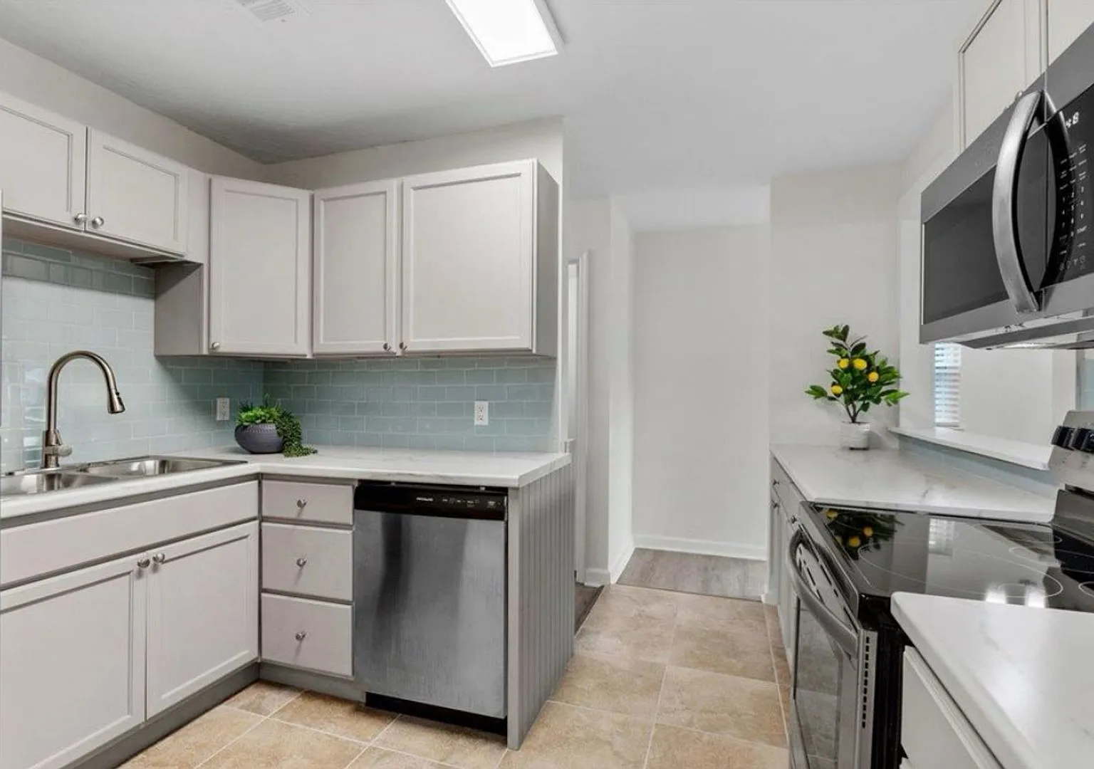 2 Bed / 2.5 Bath Townhome near FSU w/Water Views! — Photo 4