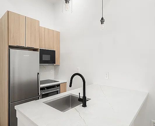3rd image of 405 Linden St #3R