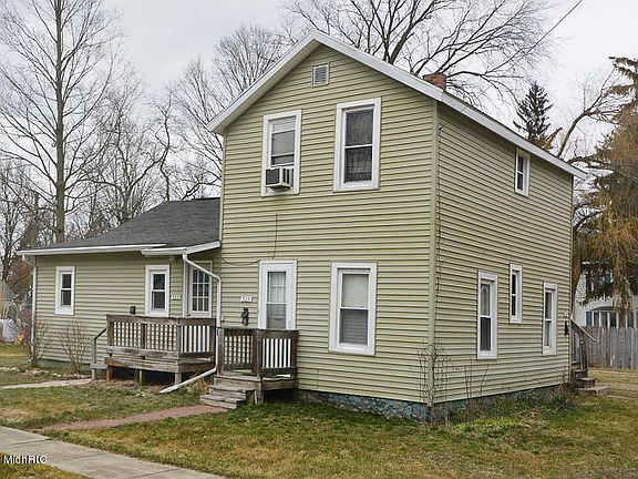 3rd image of 325 Cedar St