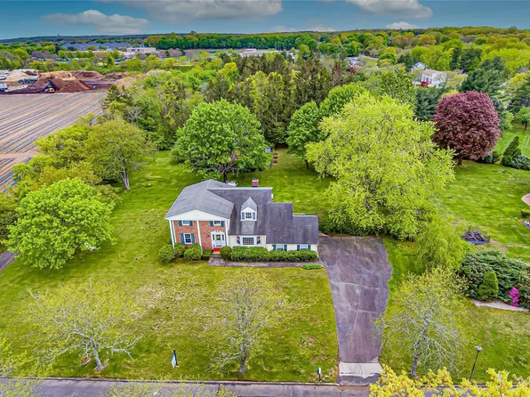 6 Eileen Lane, Greenlawn, NY 11740