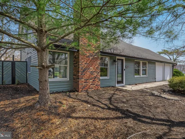 18 Holmes Ln, Marlton, NJ 08053