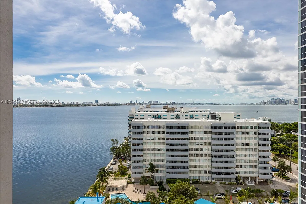 Building Photo - 7601 E Treasure Dr #1621