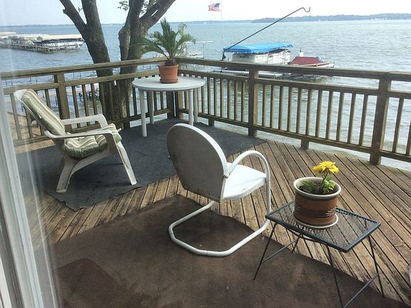 Deck off kitchen/eating area