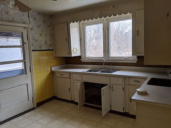 2nd image of 126 Myrtle Ave