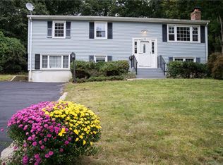 14 Ledgewood Dr, Gales Ferry, CT 06335