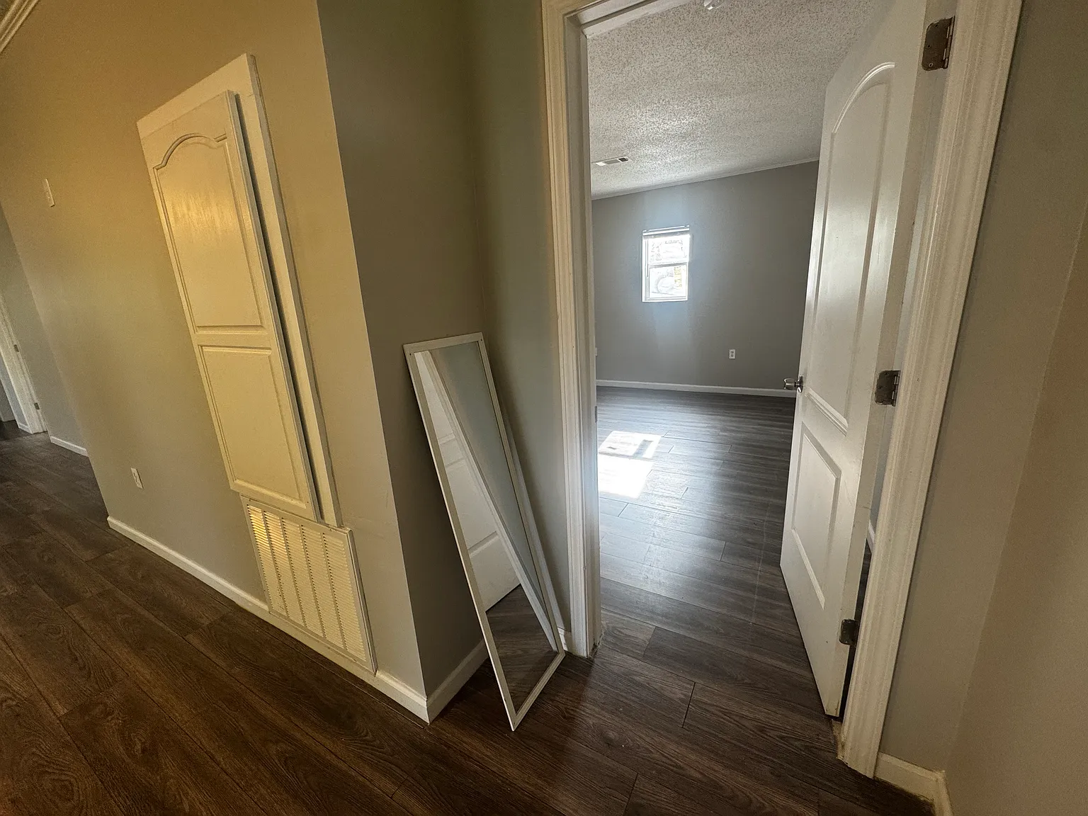 3 bed, 1300 sqft, $1,300 — Photo 2