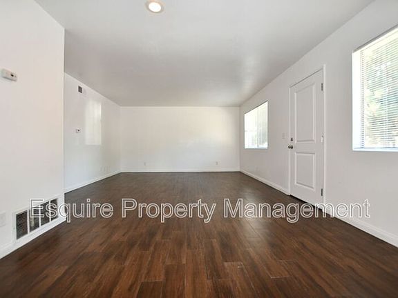 4th image of 2604 Sextant Ave