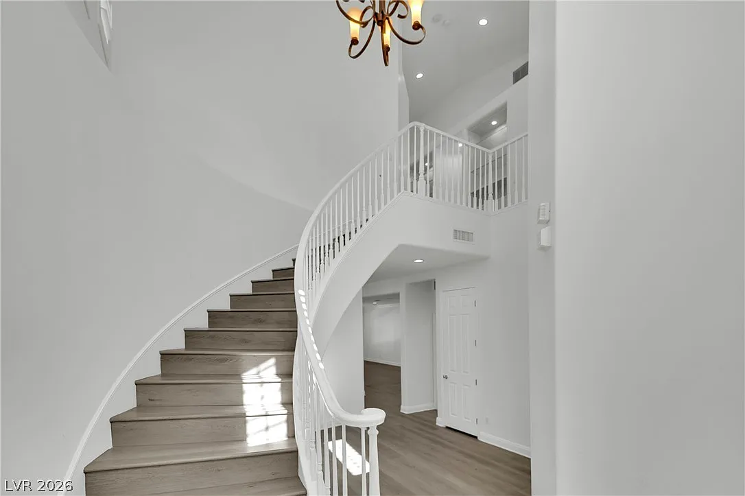 3 bed, 3.5 bath, 3757 sqft, $5,950 — Photo 4