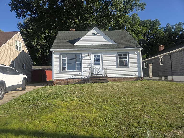 4407 Longwood Ave — Photo 12