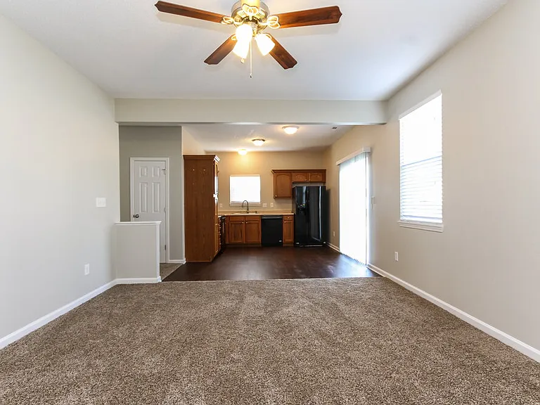 672 Cloverfield Ln — Photo 2