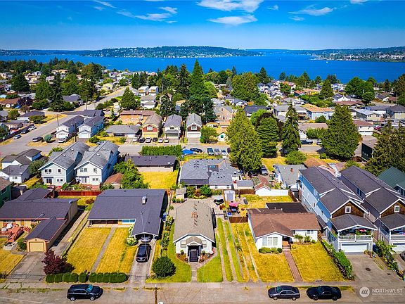 Minutes to the shops, restaurants and services in downtown Renton and The Landing as well as the lake and freeways.  >