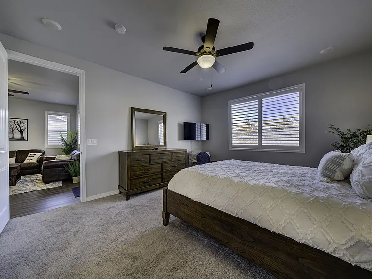 Master Bedroom
With a walk in closet and en-suite bathroom