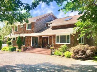 3 Honeysuckle Ln, East Quogue, NY