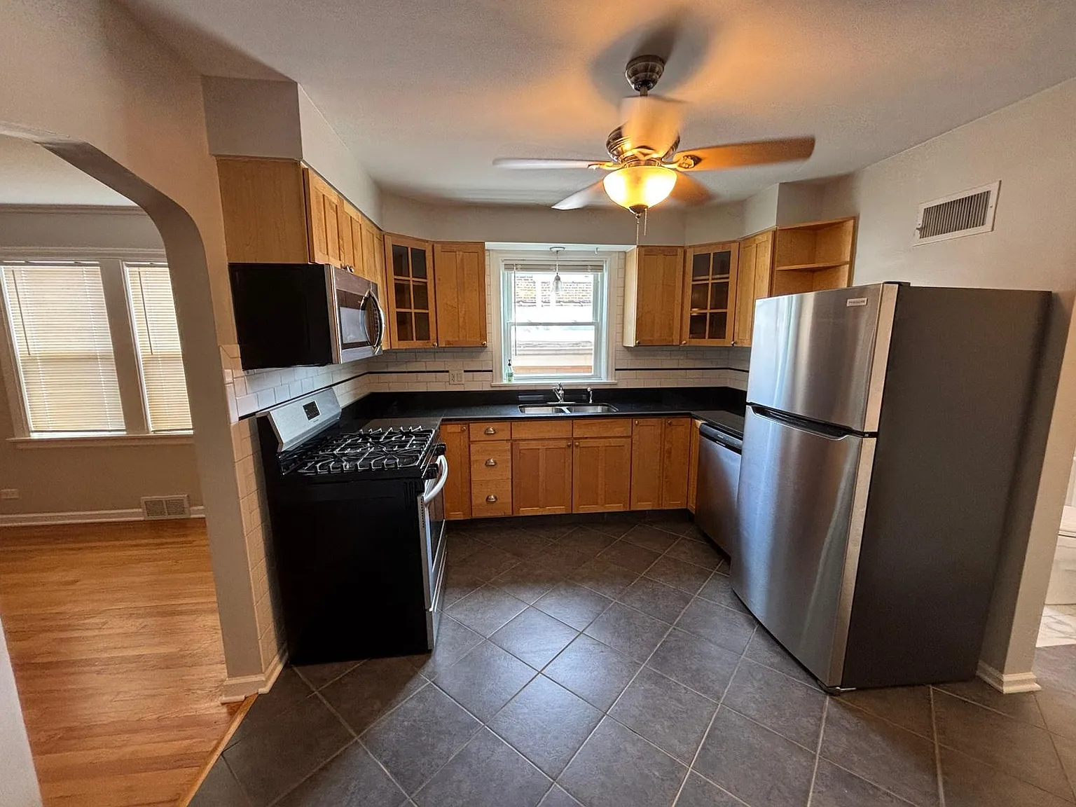 2 bed, 1000 sqft, $1,800 — Photo 3