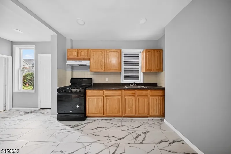 3 bed, 1.0 bath, $2,450 — Photo 4