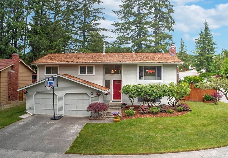 Nestled on a generous sized lot in the quiet established neighborhood of Candlewood Ridge community in Fairwood