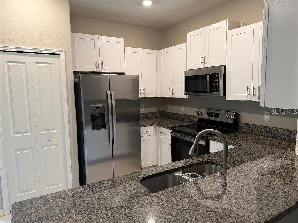 3 bed, 2.5 bath, 1666 sqft, $1,950 — Photo 2