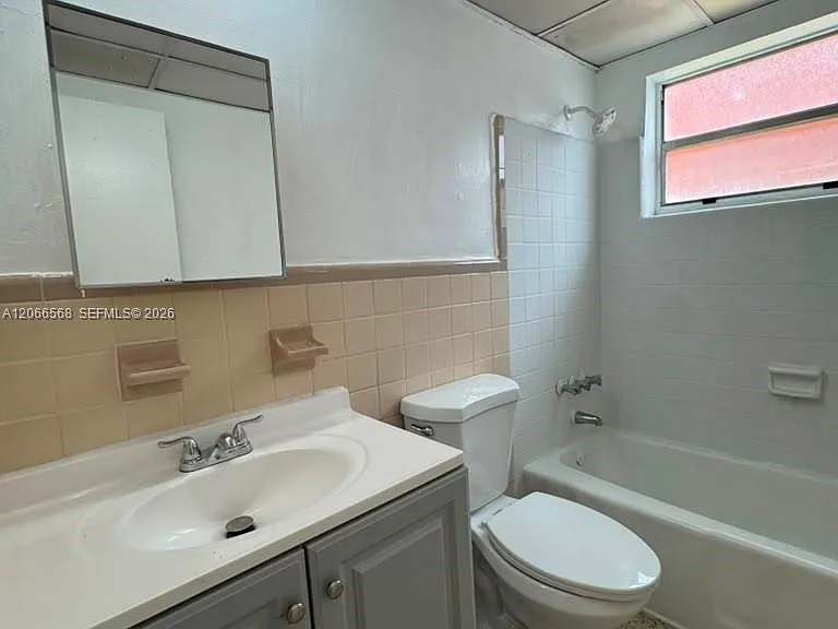 735 W 15th St #4 — Photo 1