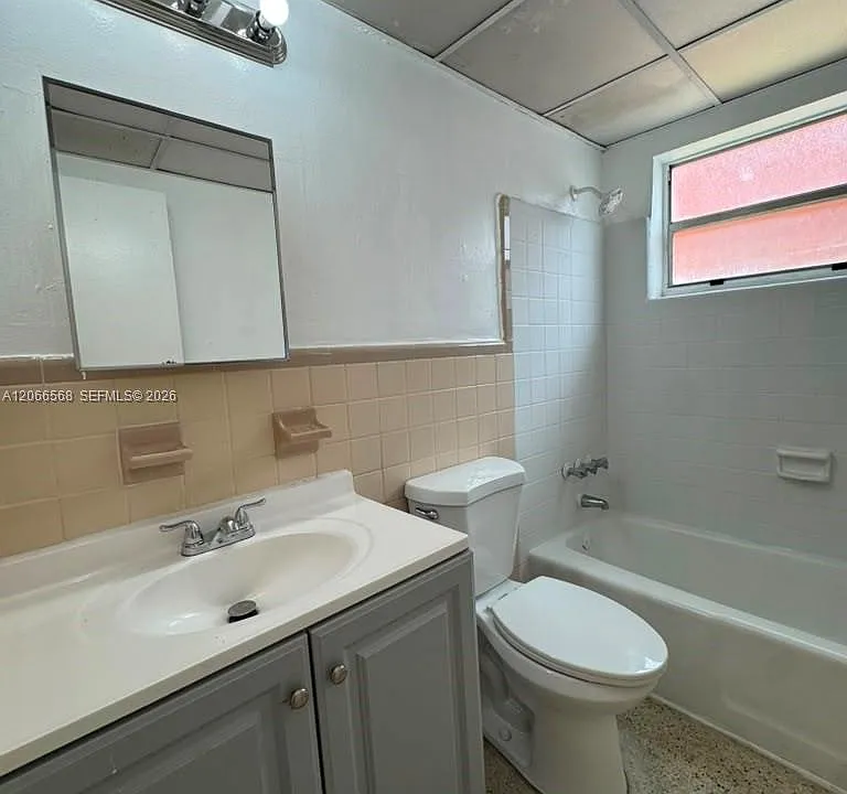 735 W 15th St #4