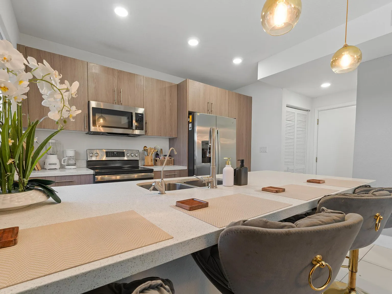 4 bed, 1902 sqft, $3,499 — Photo 3