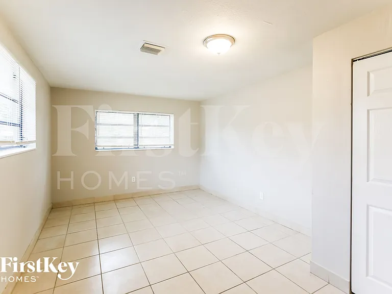 3427 NW 37th St — Photo 15