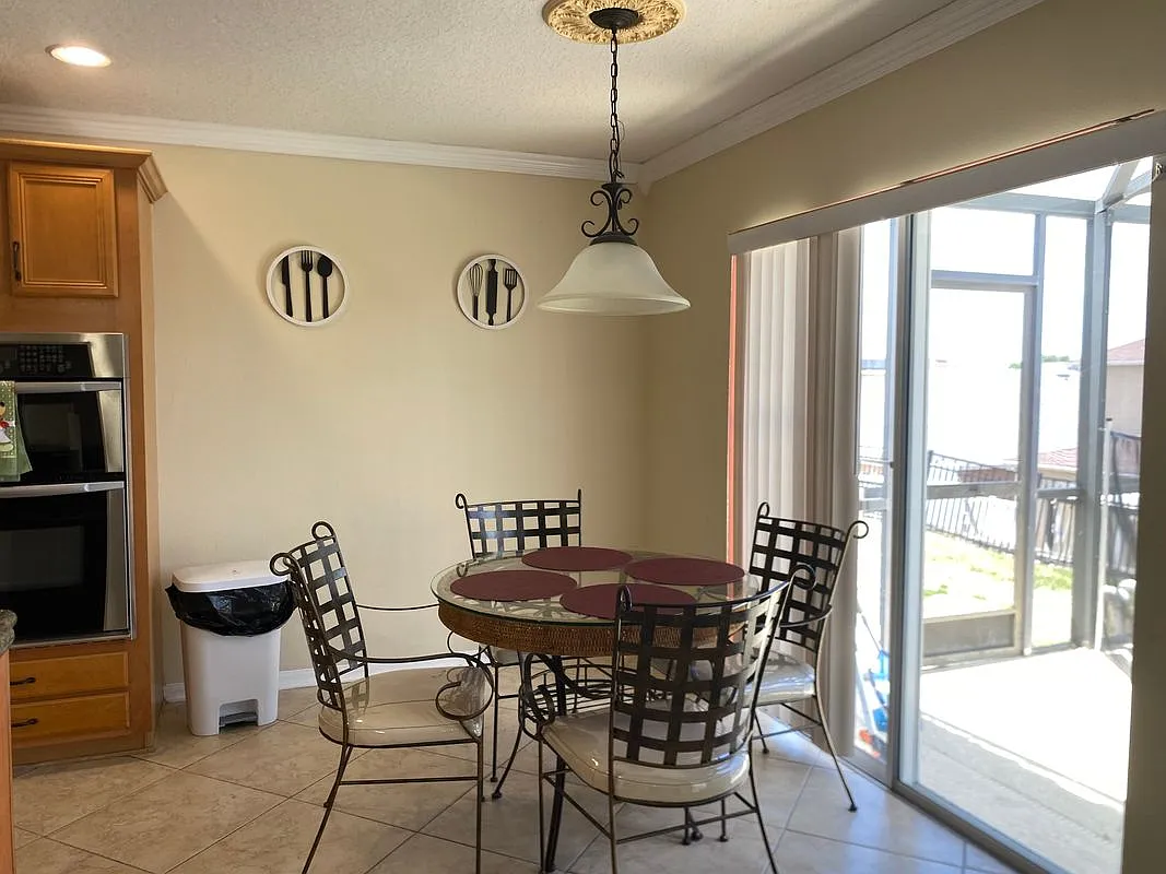 4 bed, 2.0 bath, 1950 sqft, $2,600 — Photo 4
