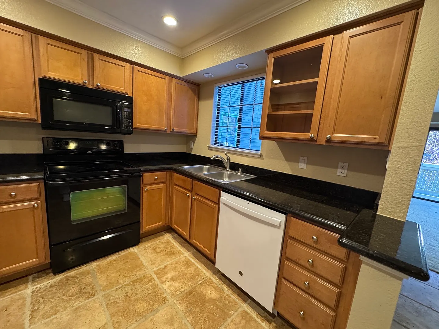 2 bed, 1058 sqft, $3,090 — Photo 3