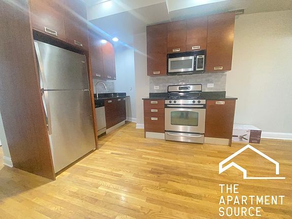 3rd image of 6947 N Oakley Ave #G