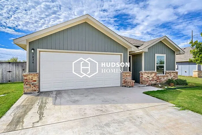 4 bed, 2.0 bath, 1571 sqft, $2,449 — Photo 1