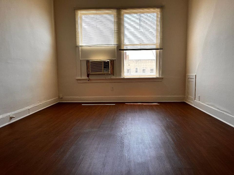 1st image of 1819 N Kingsley Dr #303